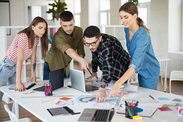 Equipo de diseñadores colaborando en metodologías de trabajo